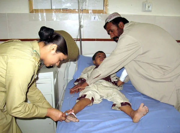 Victimes du tremblement de terre de Mashkal évacuées par des hélicoptères de l'armée pakistanaise soignées à l'hôpital militaire central — Photo