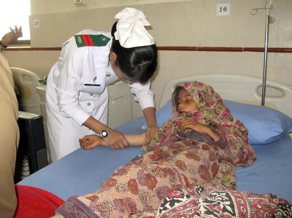 Erdbebenopfer von Maschkal, die von Pak-Armeehubschraubern evakuiert wurden, die im zentralen Militärkrankenhaus behandelt wurden — Stockfoto