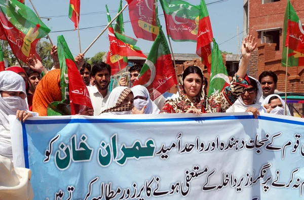 Gli attivisti di Tehreek-e-Insaf cantano slogan a favore del presidente del PTI Imran Khan durante la manifestazione di protesta — Foto Stock