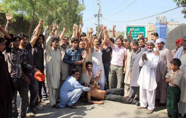 Attivisti della Lega Musulmana-N cantano slogan contro la distribuzione del biglietto del partito durante la manifestazione di protesta al club stampa di Lahore — Foto Stock