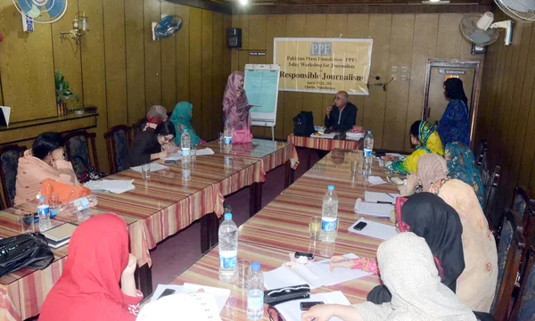 Pakistan Press Foundation Coordinator, Nasir Aijaz addresses to journalists during three days workshop on Responsible Journalism — Stock Photo, Image