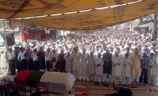 Offrire preghiera funebre di Muttahida Qaumi movimento attivista Faisal Khan, che è stato ucciso da persone non identificate , — Foto Stock