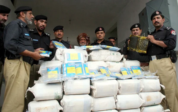 Policial de Capital City mostrando apreendido 120 quilos Charas recuperado de uma pessoa que tenta contrabandear — Fotografia de Stock