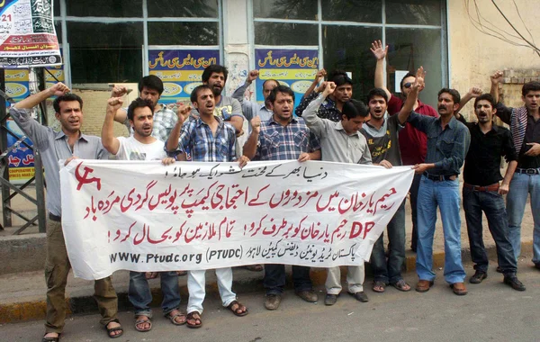 Les membres de la Compagnie syndicale de défense pakistanaise scandent des slogans contre l'impartialité du responsable de la police Raheem Yar Khan — Photo