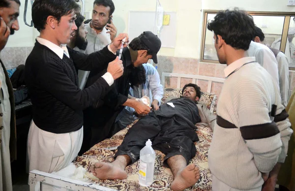 Víctima de la explosión de bomba en el área de Gawalmandi está siendo tratada en el Hospital Civil de Quetta el martes 23 de abril de 2013 . —  Fotos de Stock