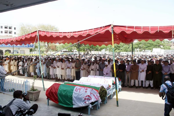 Ofrecer oración fúnebre de activistas del Movimiento Muttahida Qaumi, que perdieron su vida en la explosión de bombas en la oficina del campamento del partido MQM en el área de Nazimabad del Norte — Foto de Stock