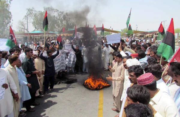 Activists of Peoples Party (PPP) burn tyres blocked National Highway as they are protesting against election commission officials — Stock Photo, Image