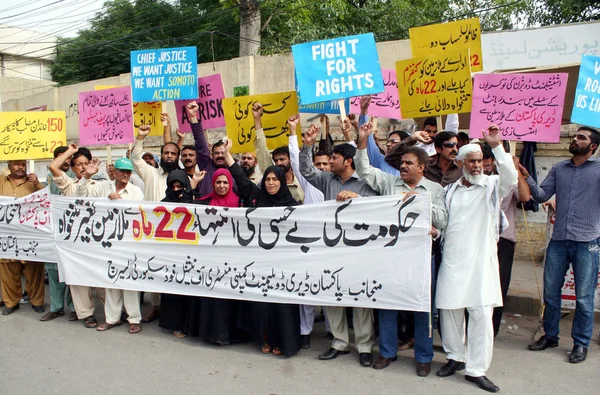 Mitglieder des pakistanischen Entwicklungsunternehmens Ministry of National Food Security Research skandieren Slogans gegen die Nichtzahlung ihrer Gehälter — Stockfoto