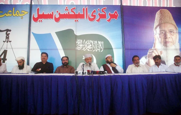 Jamat-e-islami ledare, muhammad hussain mehenti adresser under tio partier alliansen gemensamt möte på Ida-e-noor-e-haq i karachi — Stockfoto