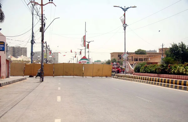 The road leads toward MQM Secretariat Nine Zero seen closed due to security concerns after dual bomb blast at election camp office of the party — Stock Photo, Image