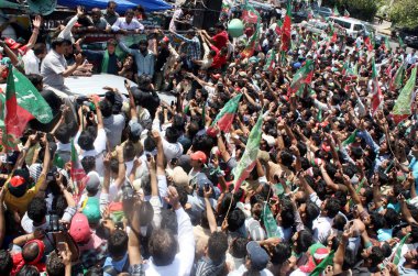 Tehreek e insaf başkanı imran khan taraftarları sırasında onun adreslere ziyaret at quaid-e-azam Muhammed ali Cinnah Türbesi