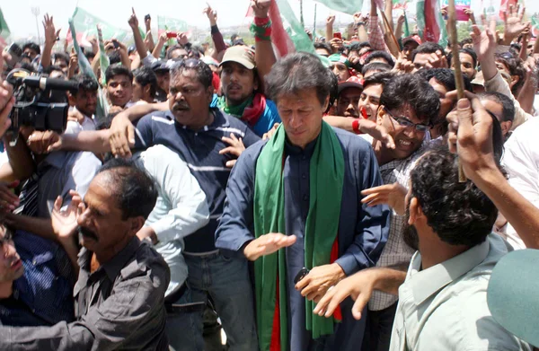 Tehreek-e-insaf Vorsitzender, kommt imran khan, um Fateha im quaid-e-azam muhammad ali jinnah Mausoleum während seines Besuchs anzubieten — Stockfoto