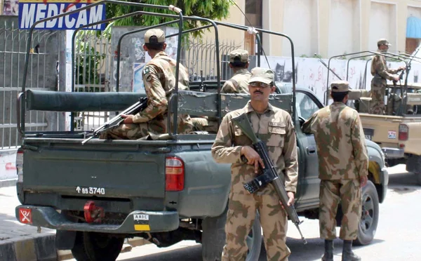 Equipe do Exército escolta patrulha na cidade para manter a situação de lei e ordem para as próximas eleições gerais 2013 — Fotografia de Stock
