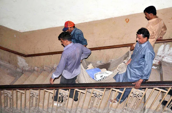 Funcionários presidentes carregam material eleitoral sob a supervisão do exército para as eleições gerais de 2013 — Fotografia de Stock