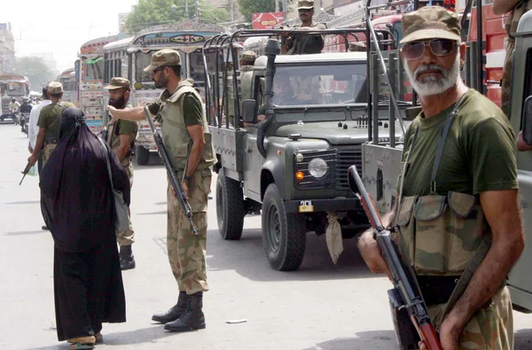 Army officials are patrolling as the army troops have started patrolling in different areas of the city while patrolling has also increased in sensitive areas on the occasion of General Election 2013 — Stock Photo, Image