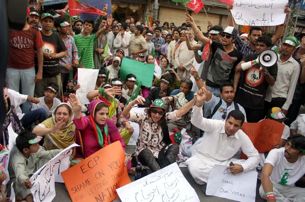 Anhänger der tehreek-e-insaf protestieren gegen Wahlfälschungen bei den Parlamentswahlen und fordern weitreichende Ergebnisse bei einer Sit-in-Demonstration — Stockfoto