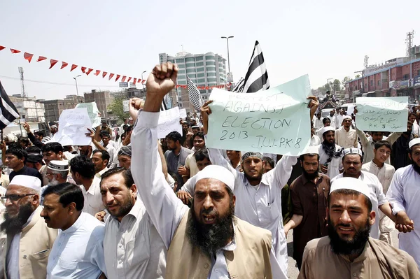 Supporters of Jamiat Ulema-e-Islam (JUI) chant slogans against alleged rigging in general election during protest demonstration at GT road in Peshawar — Stock Photo, Image