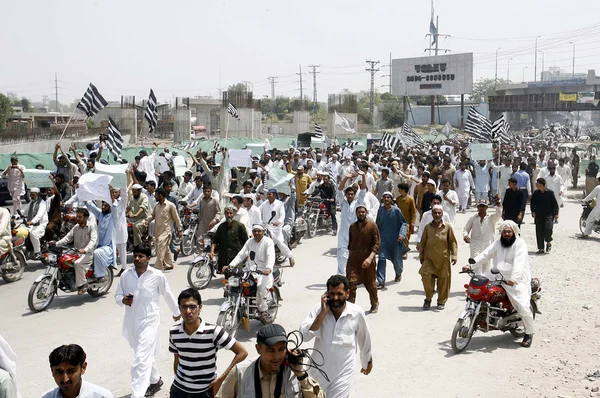 Supporters of Jamiat Ulema-e-Islam (JUI) chant slogans against alleged rigging in general election during protest demonstration at GT road in Peshawar — Stock Photo, Image