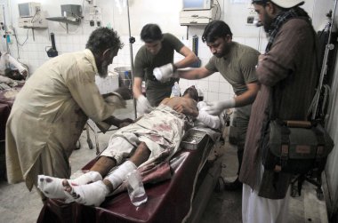 paramedikal personel olmak bir yaralı Cuma namazı, Peşaver'den hastanede okuma hanım, daha önce iki cami vurdu iki patlama, tedavi