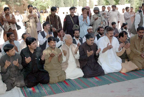 Dirigeants et militants de la Ligue musulmane-N offrant Dua après la prière alors qu'ils célèbrent Youm-e-Tashhakur (Merci donné le jour ) — Photo
