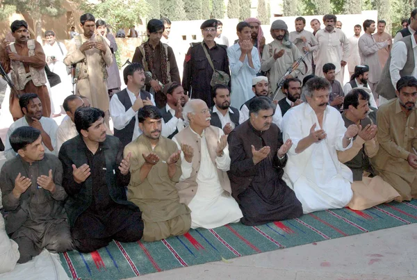 Leaders and activists of Muslim League-N offering Dua after pray as they are marking Youm-e-Tashhakur (Thanks Given Day) — Stock Photo, Image