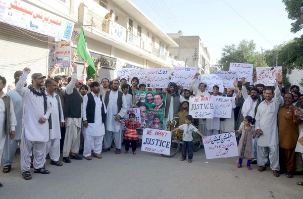 Activists of Muslim League-N are protesting against rigging in PB-02 constituency during general elections 2013 — Stock Photo, Image