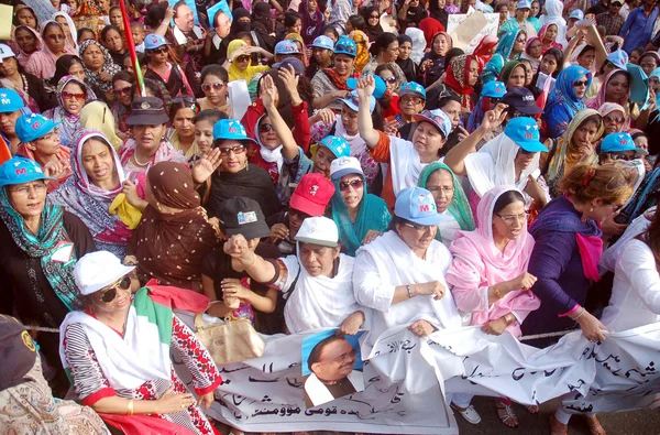 Activists of Muttehda Qaumi Movement are protesting against PTI chief, Imran Khan remarks made against MQM chief, Altaf Hussain — Stock Photo, Image