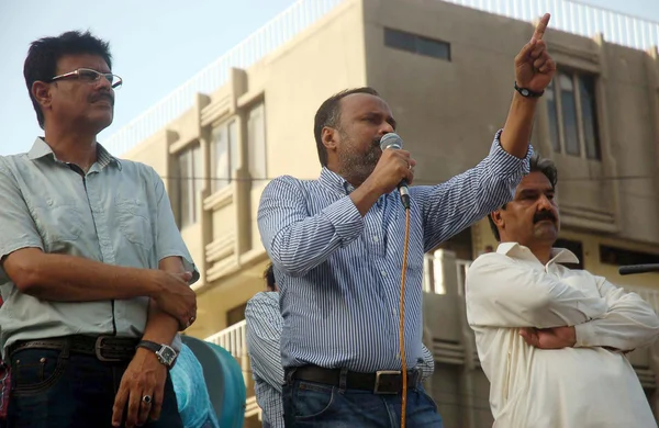 Лидер Движения Муттехда Кауми, Васим Афтаб, обращается к сторонникам во время протеста против главы ПТИ, Имран Хан делает замечания в адрес главы MQM — стоковое фото
