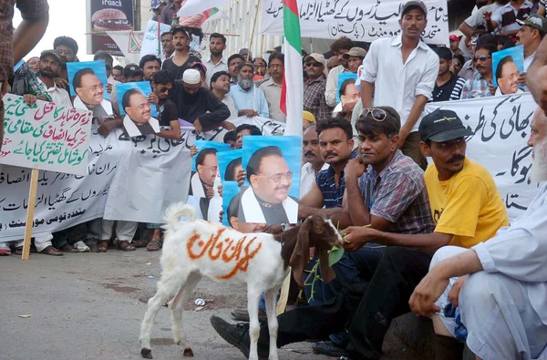 Activistas del Movimiento Muttehida Qaumi protestan contra el jefe del PTI, Imran Khan comenta contra el jefe del MQM, Altaf Hussain —  Fotos de Stock