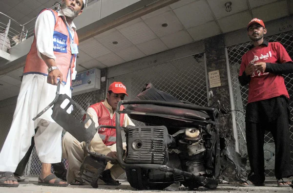 Se reúnen en el sitio después de la explosión del generador en una plaza comercial en el área de Saddar en Peshawar —  Fotos de Stock