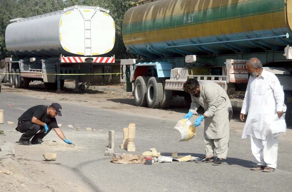 Bomb bortskaffande trupp personnels inspektera platsen efter en låg intensitet blast ägde rum i clifton block-1 område i karachi — Stockfoto