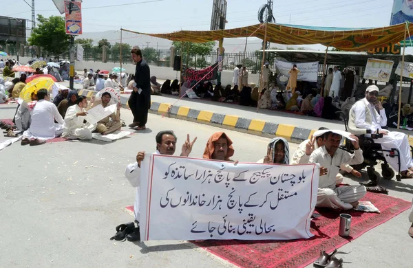 Miembros de la Asociación de Maestros de Haqooq (HTA) están protestando por la regularización de sus trabajos durante la manifestación en la carretera de Zarghoon —  Fotos de Stock