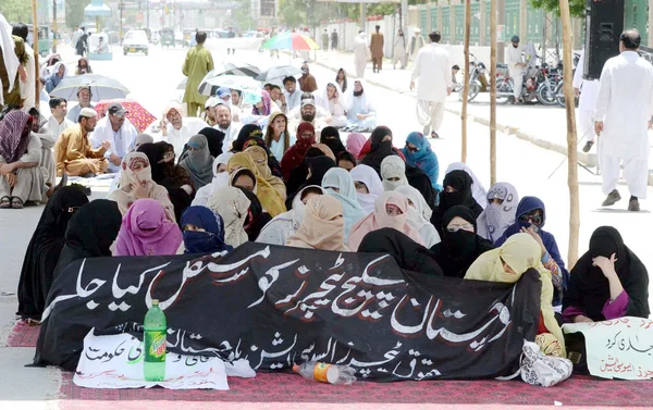 Members of Haqooq Teachers Association (HTA) are protesting for regularization of their jobs during demonstration at Zarghoon road — Stock Photo, Image