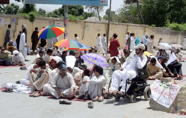 Members of Haqooq Teachers Association (HTA) are protesting for regularization of their jobs during demonstration at Zarghoon road — Stock Photo, Image