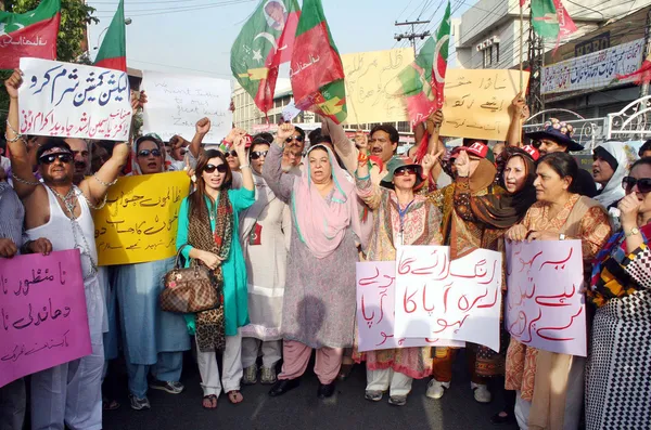 Activisten van de Tehreek-e-Insaf (Pti) chant slogans tegen doden van Zehra Shahid Hussain en vermeende fraude in het algemeen verkiezing — Stockfoto