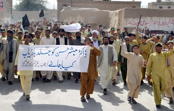 Membri del Comitato d'Azione Cittadino di Chaman cantano slogan contro il rapimento del dottor Mubashir Hussain e chiedono immediatamente la sua guarigione — Foto Stock