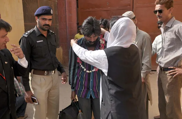 Pakistanische Sicherheitsbeamte ließen indische Fischer aus dem Landhi-Gefängnis in Karatschi frei — Stockfoto