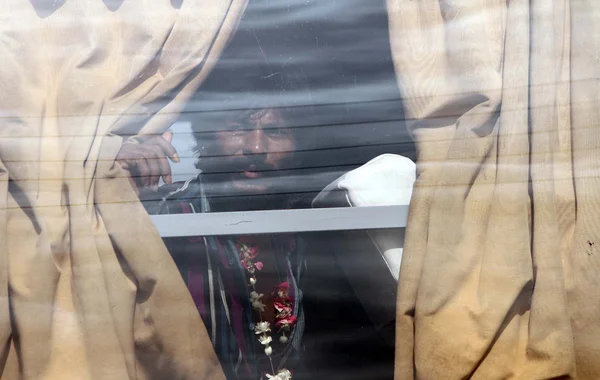 Індійська рибалки дивиться на вулицю з автобуса вікна як він випустив Пакистан безпеки посадовими особами, в Landhi в'язниці — стокове фото