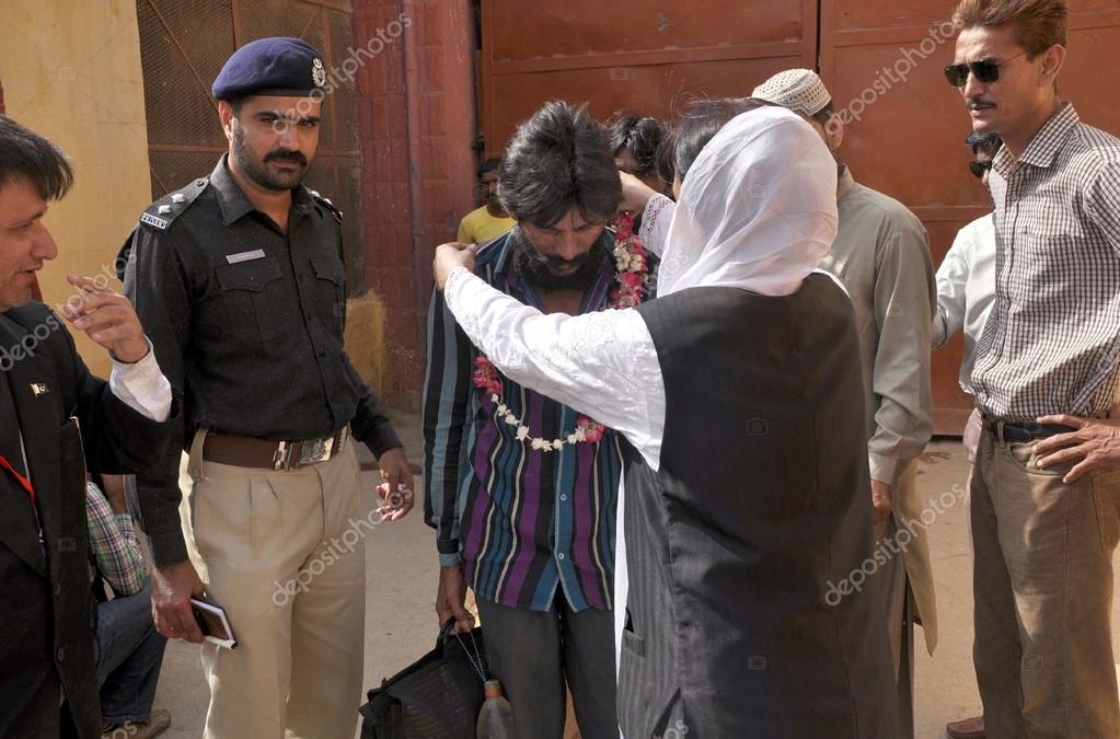 Pakistan security officials released Indian fisher men from Landhi Jail