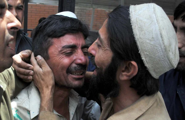 Relatives mourn the killing of a female polio health worker at local hospital, who gunned down by unidentified gunmen — Stock Photo, Image