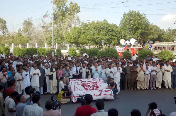 Shiite Muslims offer funeral prayer of Advocate Kausar Saqlian and his sons 12 years old Aun Abbas and 15 years old Muhammad Abbas — Stock Photo, Image