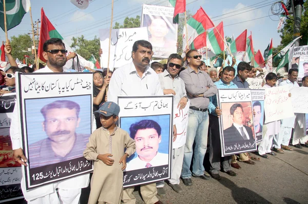 Obyvatelé z Karáčí jsou chorál sloganů pro zotavení pohřešovaných osob během protestní demonstrace pořádané Muttehida Qaumi hnutí (Mqm) — Stock fotografie