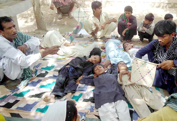 Crianças, que bebem água tóxica impuro em uma escola estão deitados no quintal na localidade de Sualehpat — Fotografia de Stock