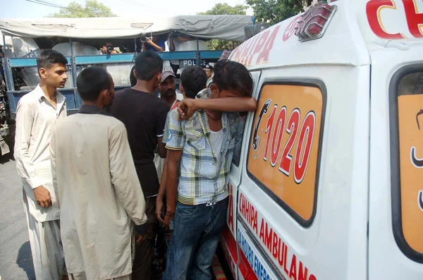 Relatives of , who were abducted, shot and then dumped in Malir area — Stock Photo, Image