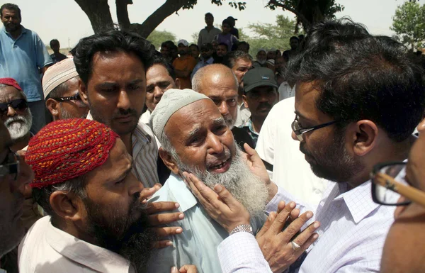 Muttahida Qaumi Movement (MQM) leader, Dr.Saghir Ahmed consoling to father of Muhammad Farhan, a MQM supporter who assassinated with two others — Stock Photo, Image