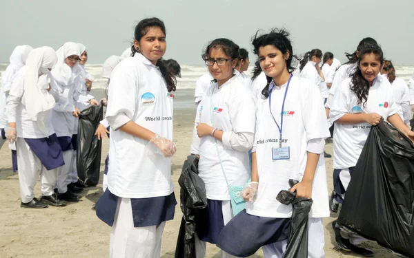 Los estudiantes participan en la campaña de limpieza de la playa en el Día Ambiental Universal, en Seaview Beach —  Fotos de Stock