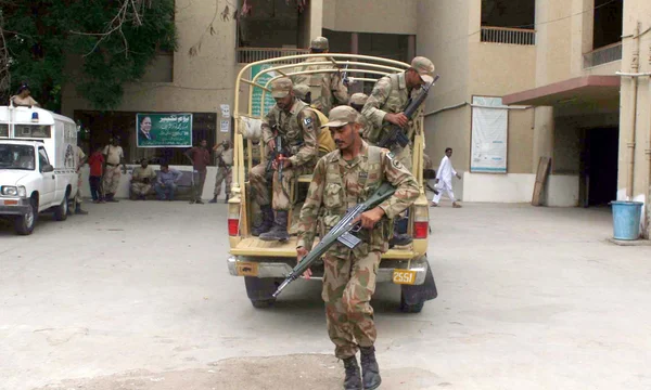 Армия, развернутая в избирательном округе PS-128 во время переизбрания на 06 избирательном участке по приказу ECP — стоковое фото