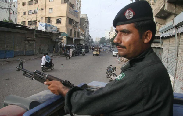 Shops seen closed after target killing of Shia Scholar Zakir Hussain in Bheempura area — Stock Photo, Image