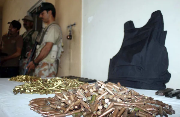 Ranger zeigen Waffen, die bei einer Durchsuchungsaktion gegen Zielfahnder im Bereich der Sangu-Gasse sichergestellt wurden — Stockfoto