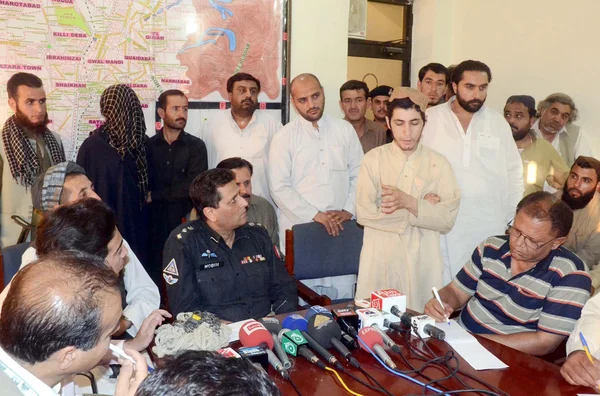 DIG Operations, Syed Mobin briefs to media persons after recovery of Ahmed Jan who was being kidnapped by Muhammad Ramzan, an extortionist and political leader of Pashtoonabad PB-05 Constituency — Stock Photo, Image